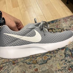 Nike worn once sneakers 7.5
